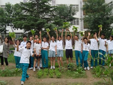 在校園內農耕，一群學生歡喜地展示䒭蔬菜豐收。