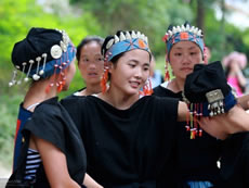 社區伙伴本土文化傳承項目的實習生王財金（中）作為生態博物館的表演員工，與村民們盛裝演出民族舞，迎接來參觀的遊客人們。