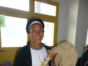 廣西南丹農民展示當地一種傳統糯米種