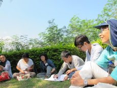 在中港台社区支持农业研习会的最後一天，参加者在阳光照耀下的草坪上反思所学。